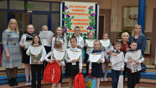 zdjęcie grupowe uczniów z nauczycielami biorących udział w konkursie